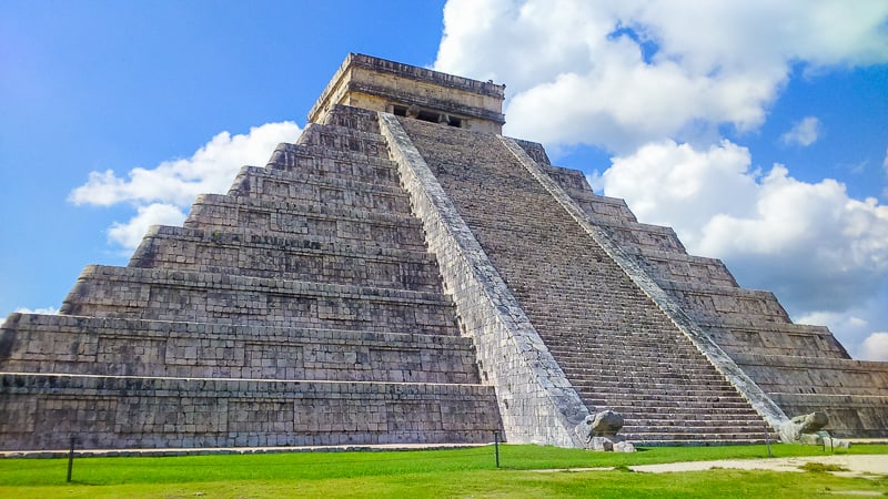 Chichen Itza este un templu istoric din Peninsula Yucatan din Mexic.