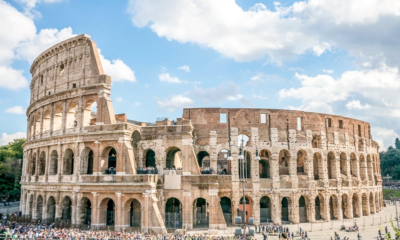 Colosseumul este o mare isprava arhitecturala in inima Romei.