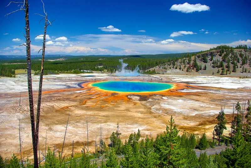 Parcul National Yellowstone din Montana este unul dintre cele mai mari situri incluse in Patrimoniul Mondial UNESCO din lume.