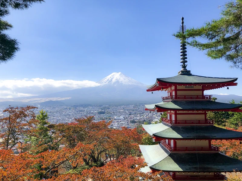 Muntele Fuji este un munte frumos din Japonia. Este unul dintre cele mai bune si mai remarcabile situri incluse in Patrimoniul Mondial UNESCO.