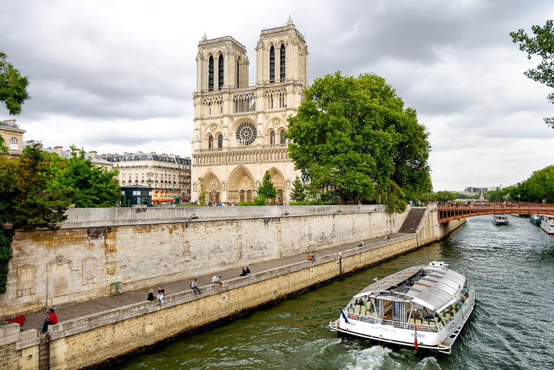 Catedrala Notre-Dame de pe raul Sena, Paris. Este unul dintre cele mai importante situri incluse in Patrimoniul Mondial UNESCO.