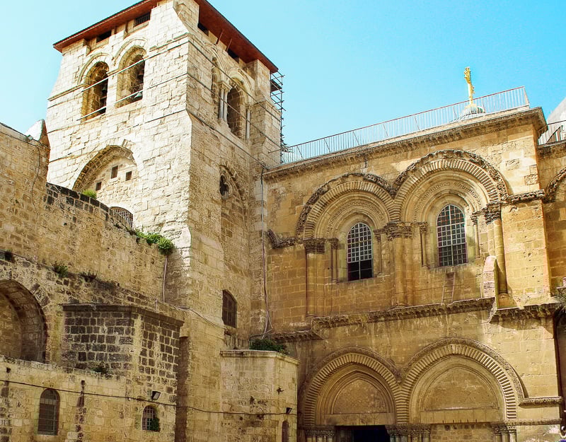 Construita in anul 326 d.Hr., Biserica Sfantului Mormant contine mormantul lui Iisus Hristos.