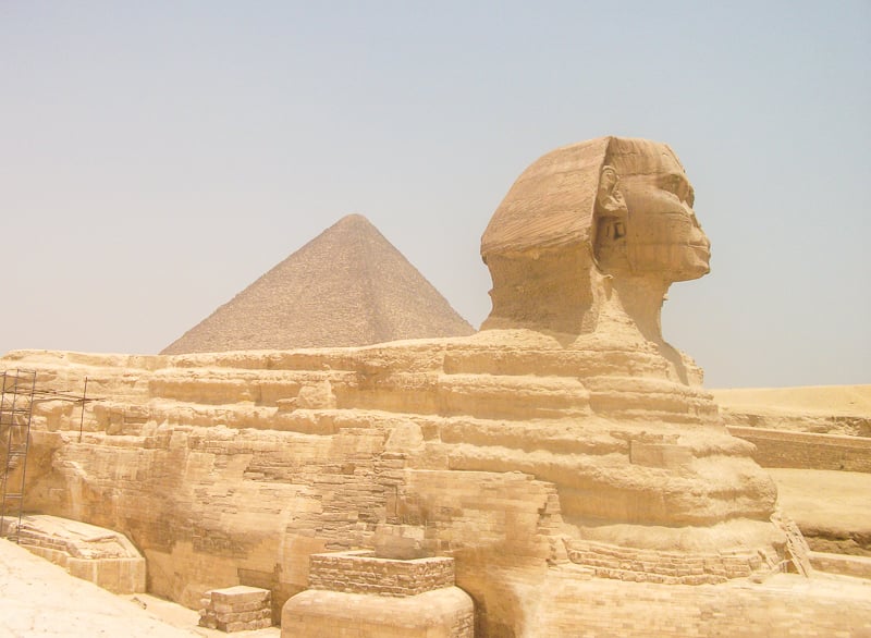 Marele Sfinx din Giza se afla alaturi de Marile Piramide din Egipt, care este unul dintre cele mai importante situri incluse in Patrimoniul Mondial UNESCO.
