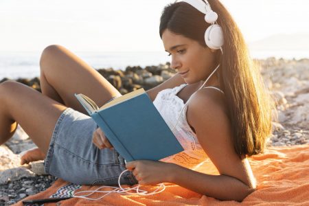 Relaxeaza-te in vacanta cu aceste 8 carti pe care sa le iei la plaja cu tine